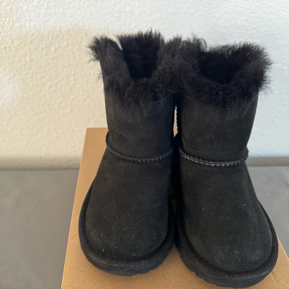 UGG boots toddler  size 7 - Picture 8 of 8